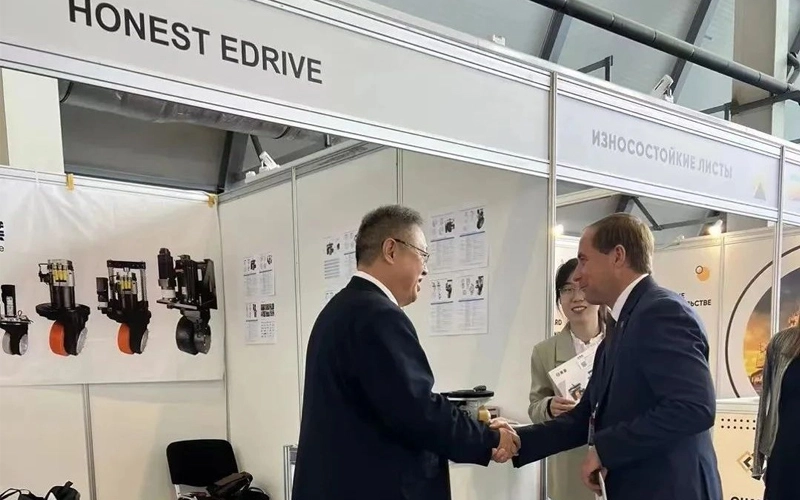 Honest Edrive présente sa force à l'exposition industrielle d'Ekaterinbourg et gagne une reconnaissance mondiale