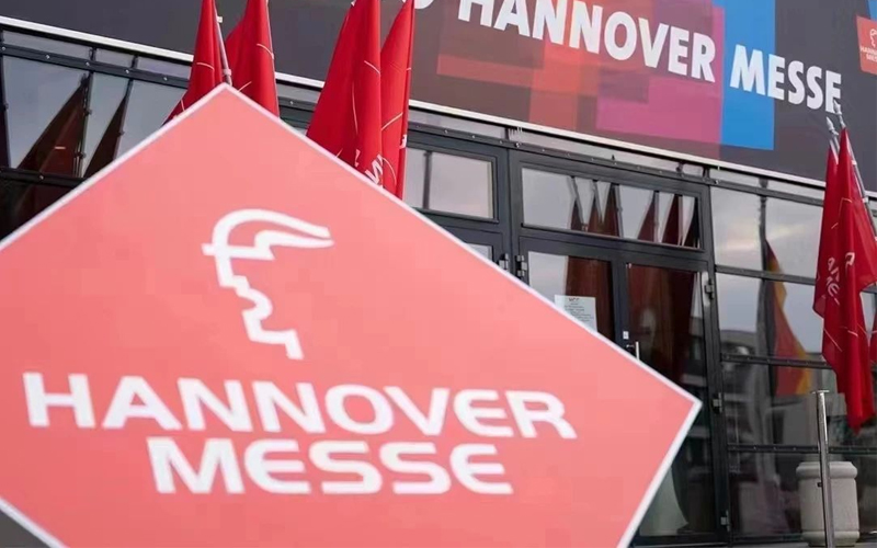 Le consul général chinois, représentant du commerce du Shandong inspecte l'exposition de Hambourg